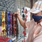 Creencia. Fuera de las iglesias, la venta de escapularios ha aumentado en estos días de temor ante la pandemia del coronavirus