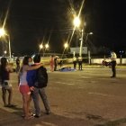 Choque. Familiares de Voltaire Ochoa lloran cerca de su cadáver. El motociclista de Santa Rosa conducía a su casa luego de una noche de tragos.