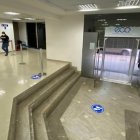 Señalética en el piso direcciona a los usuarios de la Fiscalía del Guayas a los direferentes departamentos.