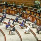 Distancia. Ni siquiera todos los asambleístas caben en el hemiciclo legislativo con las nuevas reglas.