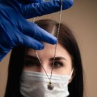 Una joyería rusa vende este dije en forma del virus del Covid-19 en 12 euros.