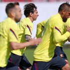 El delantero argentino del FC Barcelona , Leo Messi durante el entrenamiento de este lunes que la plantilla realizó en grupos de hasta 14 jugadores, debido a la flexibilización del protocolo sanitario aprobado en España.