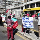 En la Morán Valverde, al sur de Quito, las autoridades policiales dialogan con los manifestantes.