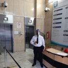 Funcionarios reciben a los usuarios bajo un protocolo estricto de seguridad