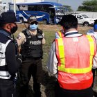Hecho. El bus, un vehículo y una moto fueron retenidos esta mañana por incumplir con las normas establecidas por el COE.