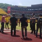 Reunión entre los médicos de Barcelona y el personal de utilería en el estadio Monumental.