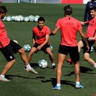 Los futbolistas del Sevilla regresaron a los entrenamientos en grupos.