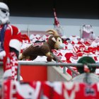 El Koln de la Bundesliga colocó peluches, camisetas en las sillas de las gradas y hasta maniquís de Star Wars para maquillar el vacío del público.