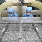 PEKÍN. Dos trabajadoras de una de las farmacéuticas en China, encargadas de la elaboración de cloroquina.