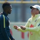 Miguel Herrera, técnico del América, dio detalles del futuro de Renato Ibarra (i).