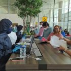 Algunas familias viajan en vuelos humanitarias asumiendo el alto costo del viaje.