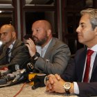 El presidente de la LigaPro, Miguel Ángel Loor (c), admitió que existe un inconveniente con el banco que auspicia al torneo.