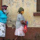 Una escena en Colombia que busca masificarse: distanciamiento y uso de mascarillas.