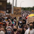 MINNEAPOLIS. Decenas de manifestantes marchan por una de las avenidas principales de esta ciudad estadounidense, denunciando el asesinato de George Floyd el jueves 26.