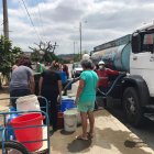 Hecho. Decenas de familias de Los Vergeles intentan abastecerse con tanqueros.