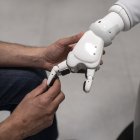 El robot realiza su trabajo gracias a un brazo desechable impreso en 3D.