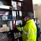 Un grupo de policías, con la presencia de un fiscal, ingresó a las oficinas de compras públicas