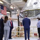 El presidente Donald Trump, acompañado por la primera dama Melania Trump recorrieron las instalaciones de la NASA antes de ver el lanzamiento de SpaceX.
