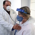 El doctor Alberto Campodónico examina a una paciente en un consultorio particular.