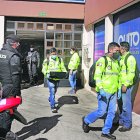 Evidencias. Computadoras y documentos figuran entre las evidencias recopiladas en los allanamientos.