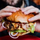 En todas las naciones, las hamburguesas forman parte de las principales cartas de los restaurantes.