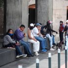 Ciudadanos en Quito usan medidas de seguridad como mascarillas al caminar por el Centro Histórico.