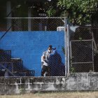 Los futbolistas se lavaron las manos y luego aplicaron gel.