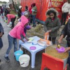 CIUDAD DEL CABO. Yandiswa Mazwana y otros ayudantes distribuyen alimentos del esquema de alimentación Masiphumelele Creative Hub dirigido por Yandiswa Mazwana en Masiphumelele,