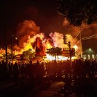MINNEAPOLIS. Los manifestantes se reúnen alrededor de una licorería en llamas cerca del Tercer Recinto Policial.