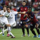 Pervis Estupiñán (derecha) volverá a las canchas en dos semanas defendiendo al Osasuna ante la Real Sociedad