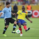 El volante ecuatoriano Segundo Castillo (d) indicó que el tema del Piso 17 se tuvo que haber manejado mejor.