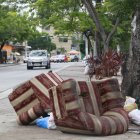 Situación. Así permanecían estos objetos en la avenida principal de Sauces 4.