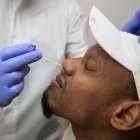 Un hombre se somete este viernes a un examen de COVID-19, durante un operativo de pruebas PCR en Santo Domingo, República Dominicana. Los casos de COVID-19 totalizan 16.531 en ese país. Las muertes ascienden a 488.