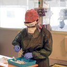 Una enfermera trata a un paciente que padece coronavirus en una sala de cuidados intensivos en el Hospital Frimley Park en Surrey, Gran Bretaña.