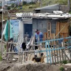 Vista ede una familia en su casa de Altos de la Estancia, donde se han producido varios desalojos durante las últimas semanas, en Bogotá, capital de Colombia.