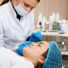 Si utiliza una camilla para cualquier servicio, es indispensable cambiar las sábanas cada vez que atienda a un paciente.