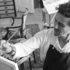 Es artista plástico y vive en Francia.