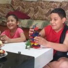 El juego. Keyla y Roberto Valeriano disfrutan de construir con ladrillos  plástico una torre.