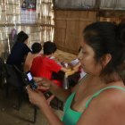 A través de un teléfono celular vetusto, esta madre trata de comunicarse con los maestros de sus hijos. En su casa no hay computador.