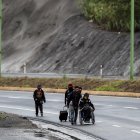 Ciudadanos venezolanos, uno de ellos con discapacidad, transitan el pasado 28 de mayo en una carretera cercana a Quito.