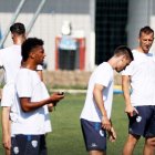 Jugadores del Brescia durante el entrenamiento de esta mañana. Todos los clubes del Calcio afinan ya detalles para el regreso a la alta competencia.