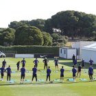 La plantilla del Atlético de Madrid en pleno durante la práctica de este lunes 1 de junio cuando ya pudieron juntarse todos los jugadores.
