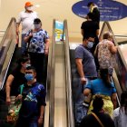 Clientes usan escaleras eléctricas en el centro comercial Plaza Las Américas, en San Juan, capital de Puerto Rico.