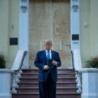 Donald Trump sostiene el ejemplar de una Biblia.