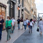 Las cafeterías y bares de Francia atienden al público.