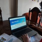 Los maestros hacen llegar el Plan COVID-19 para que los estudiantes desarrollen las actividades en sus casas.