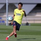 En volate ecuatoriano es seguido por el entrenador de la Tri, Jordi Cruyff.