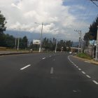 Pocos vehículos circulaban antes del mediodía por la autopista general Rumiñahui hacia el Valle de Los Chillos.