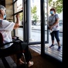 RIESGOS. Una mujer visita a su madre en una residencia geriátrica.