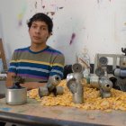 Daniel Borbón elaboró una obra con perdigones disparados y envases de bombas lacrimógenas lanzadas en las protestas de octubre pasado.